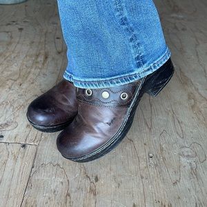 B.O.C. Women’s Clogs, Slip on Shoes, Casual Shoes, Size 8.5, Like New Brown Belt